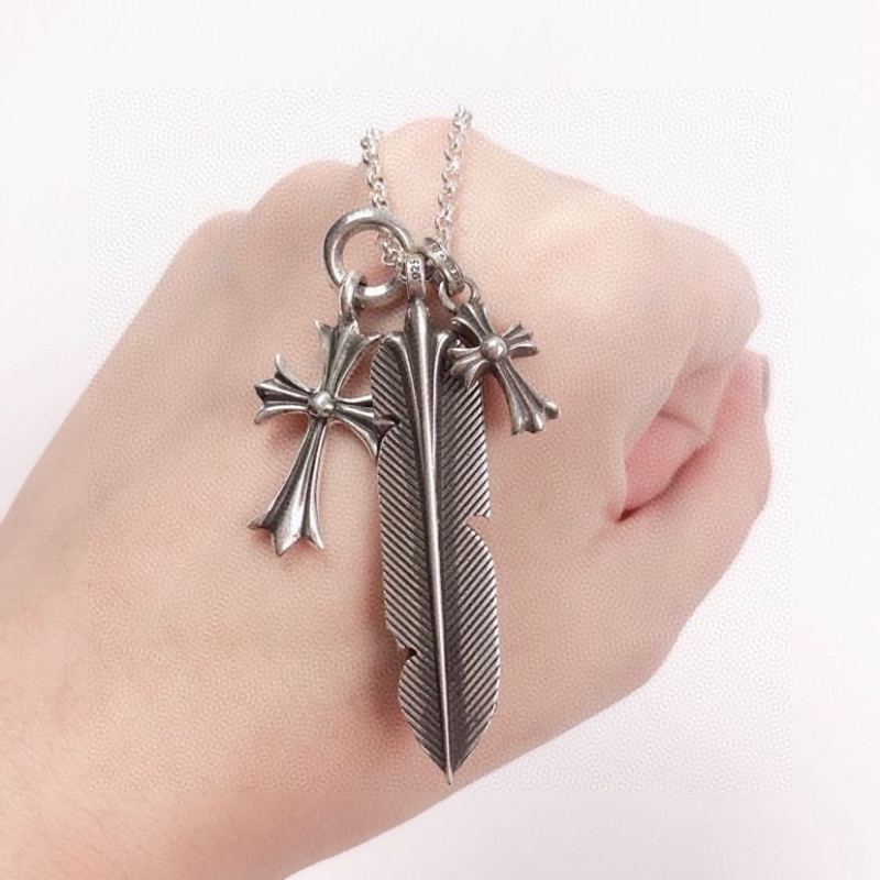 Ch*0me He**ts necklaces